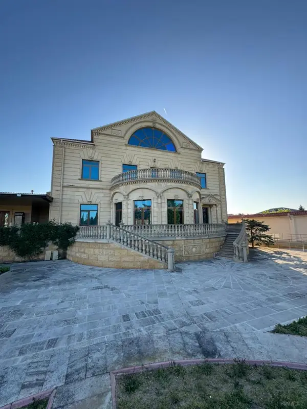 Satılır 8 otaqlı həyət evi 1000 m²