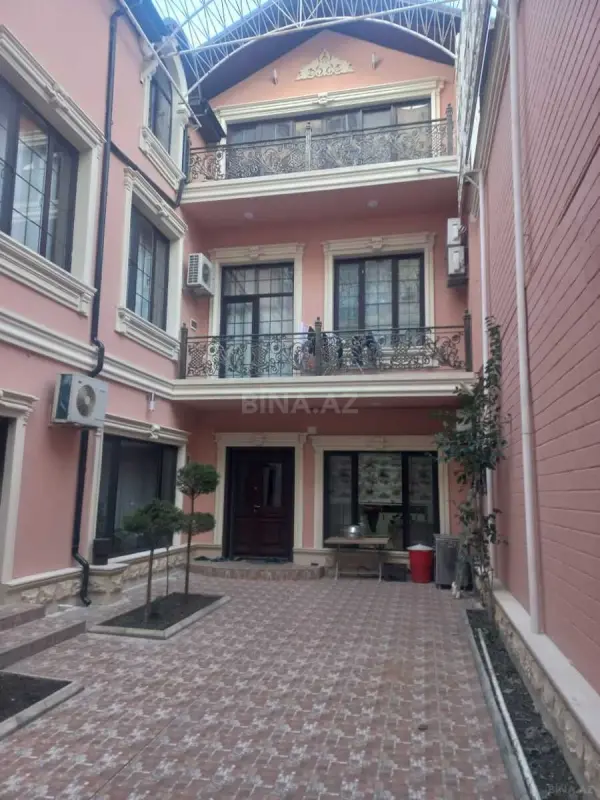Satılır 11 otaqlı həyət evi 700 m²