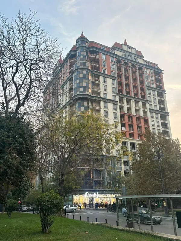 Satılır 4 otaqlı mənzil 155 m²