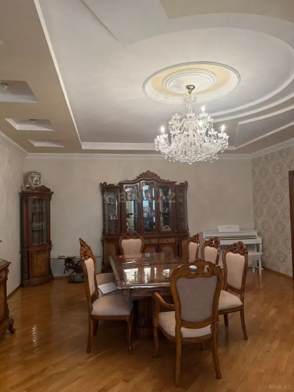 Satılır 4 otaqlı mənzil 185 m²
