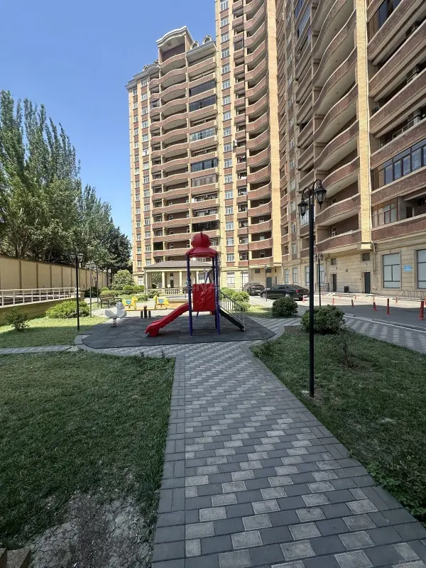 Kirayə verilir 2 otaqlı mənzil 105 m²