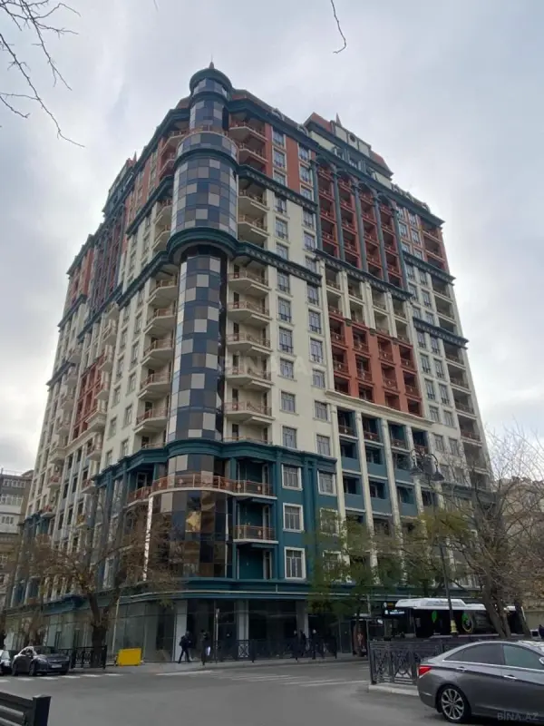 Satılır 4 otaqlı mənzil 227 m²