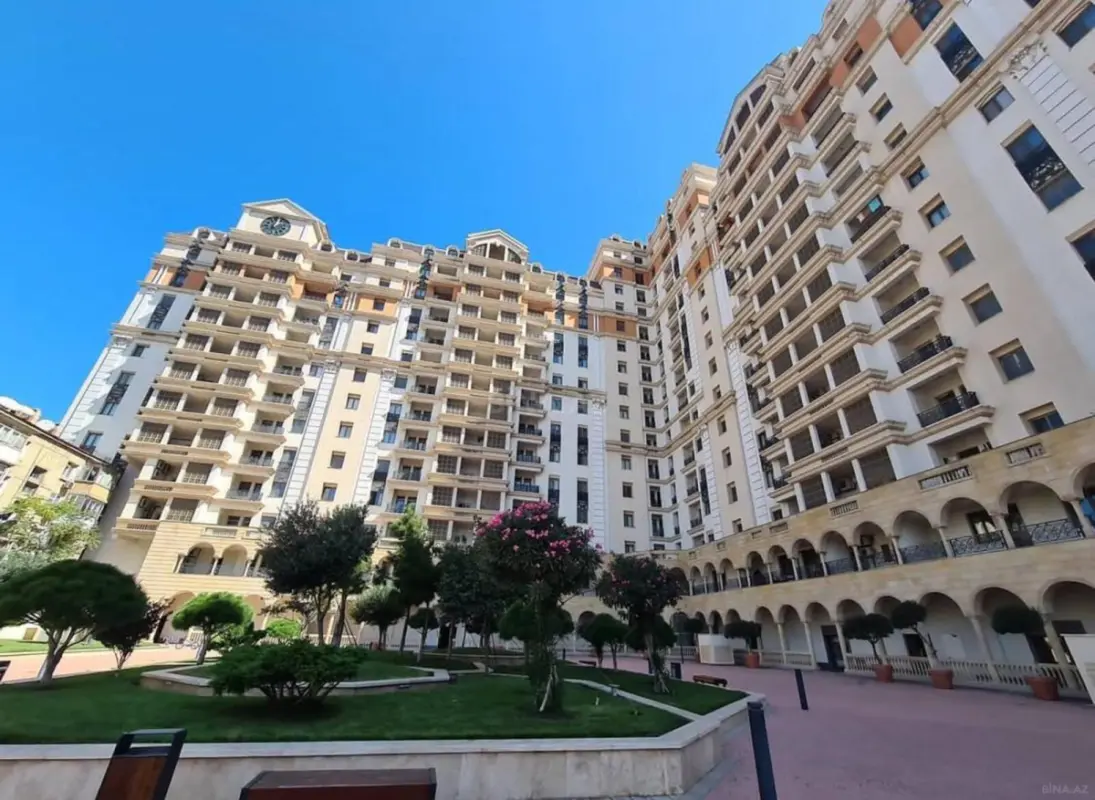 Satılır 4 otaqlı mənzil 230 m²