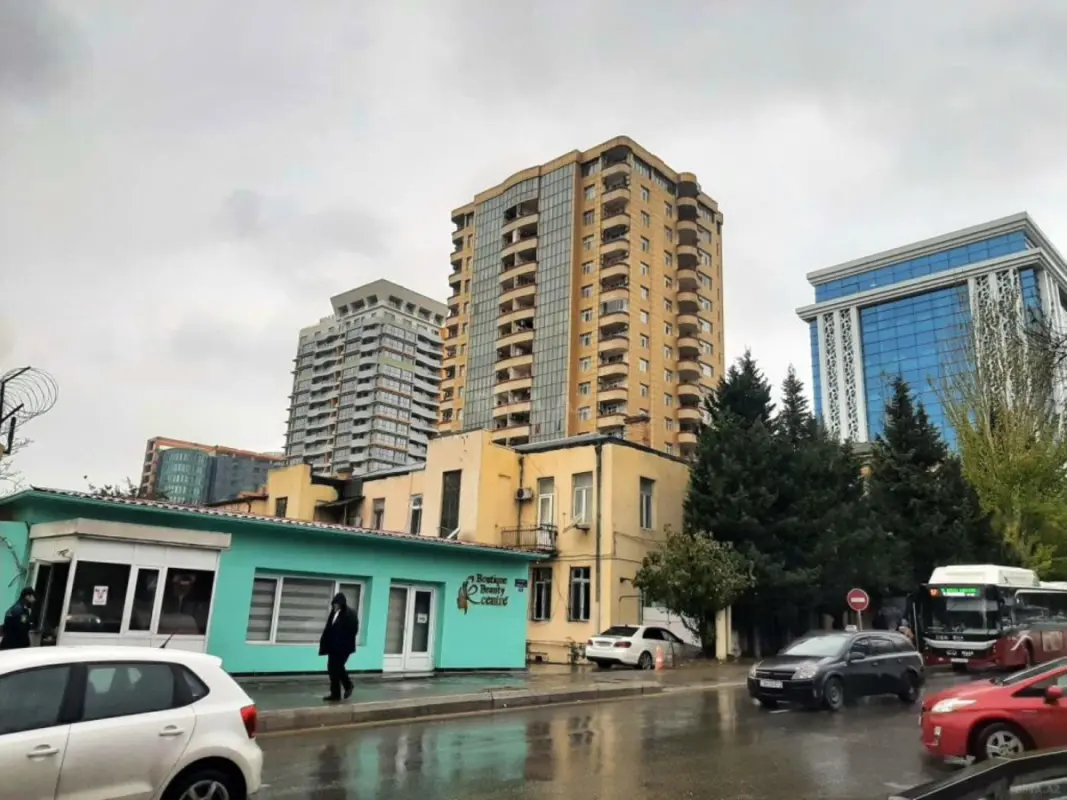 Satılır 4 otaqlı mənzil 196 m²