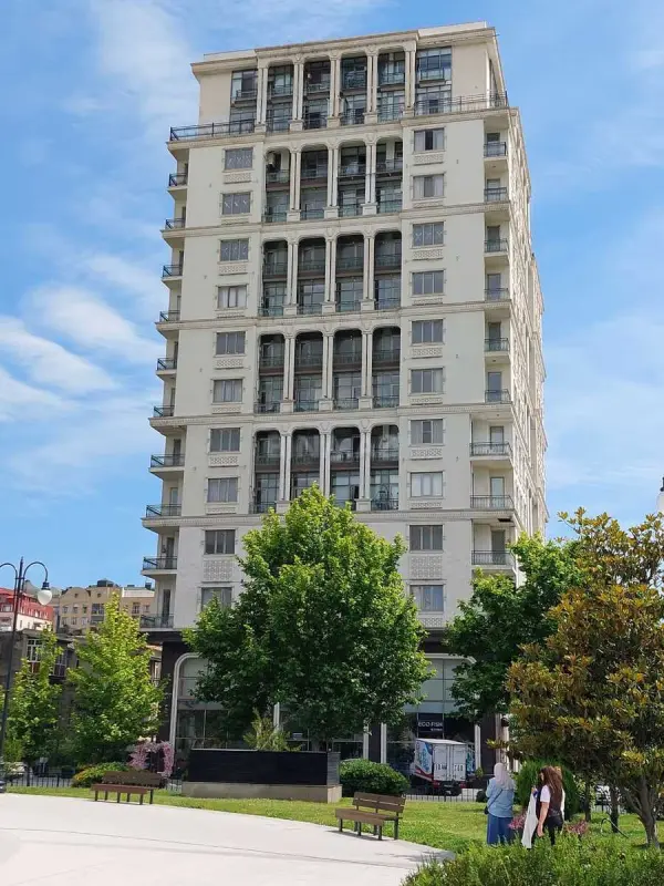 Satılır 4 otaqlı mənzil 250 m²