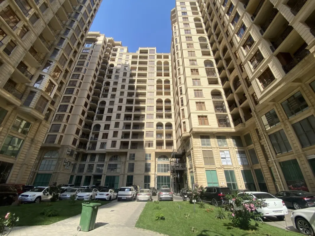 Satılır 4 otaqlı mənzil 198 m²