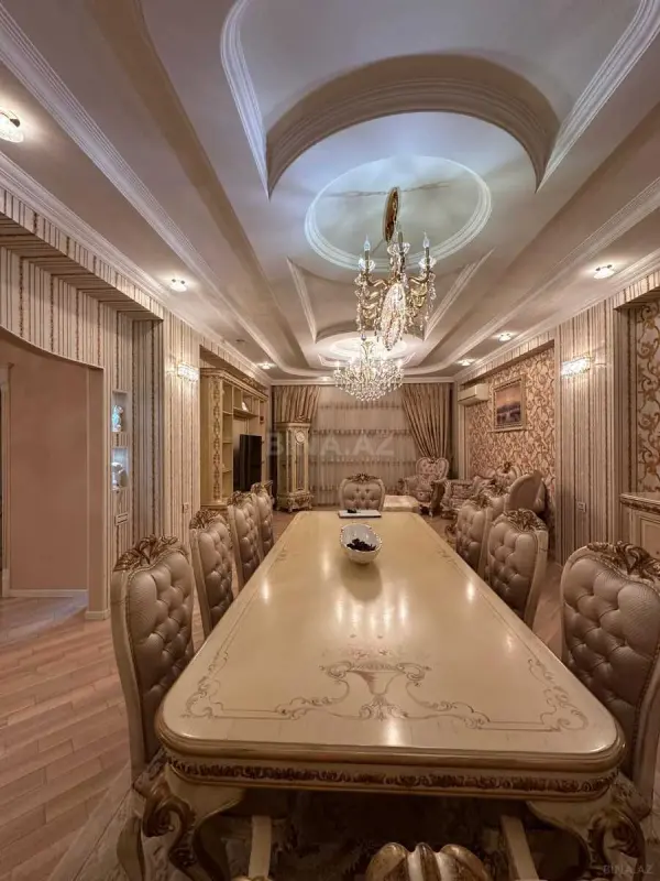 Satılır 4 otaqlı mənzil 240 m²