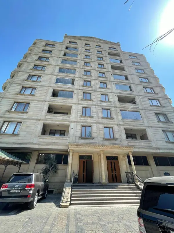 Satılır 4 otaqlı mənzil 190 m²