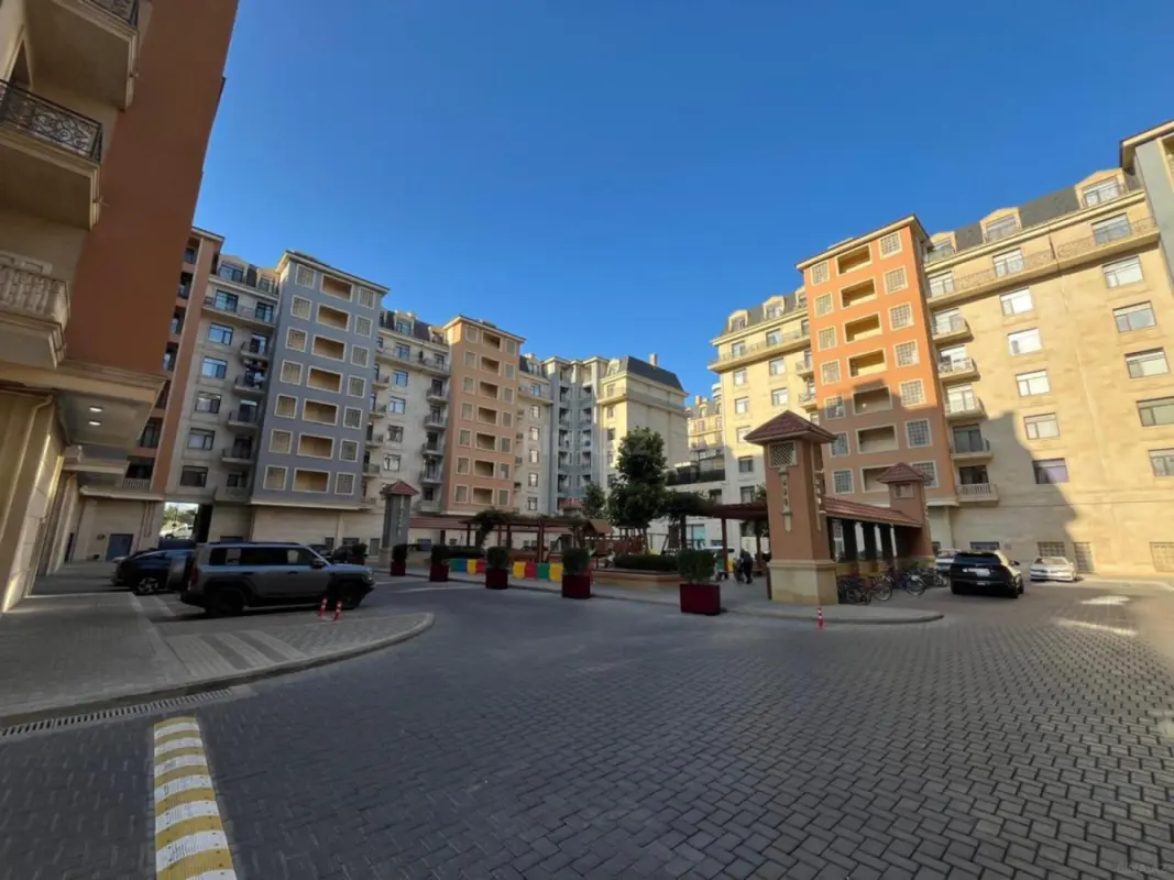 Satılır 4 otaqlı mənzil 162 m²