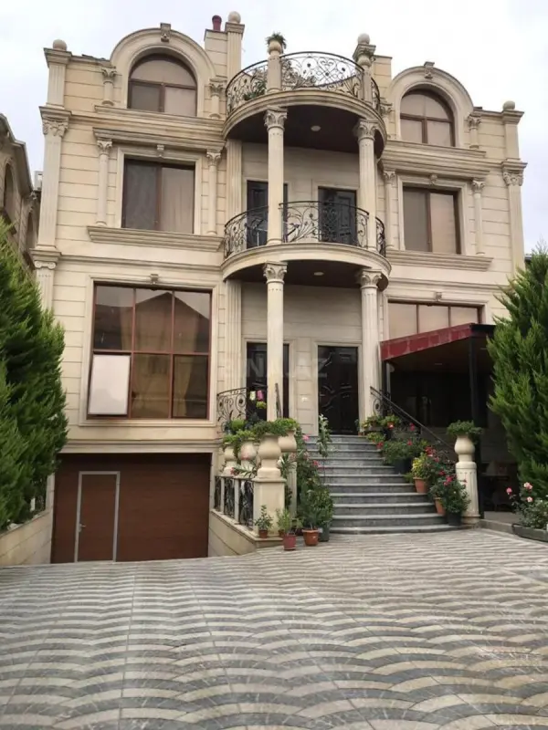 Satılır 7 otaqlı həyət evi 600 m²