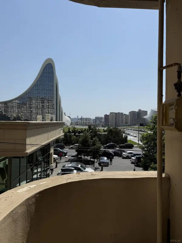 Satılır 3 otaqlı mənzil 137.2 m²