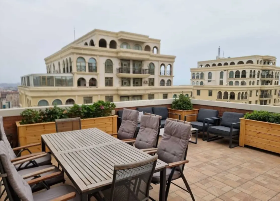 Satılır 5 otaqlı mənzil 400 m²