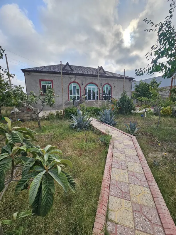 Satılır 4 otaqlı həyət evi 200 m²