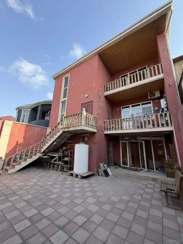Satılır 10 otaqlı həyət evi 300 m²