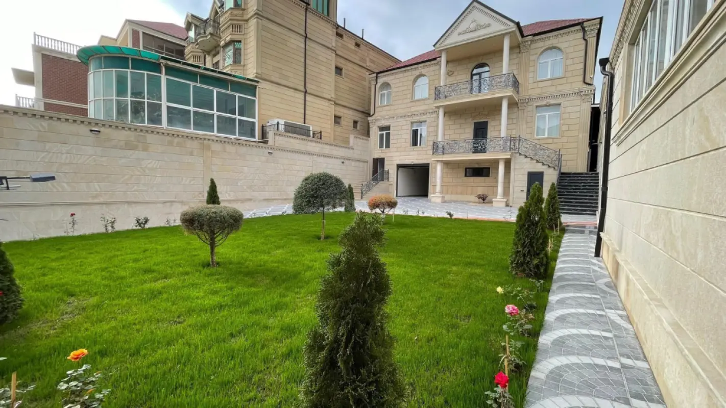 Satılır 8 otaqlı həyət evi 450 m²