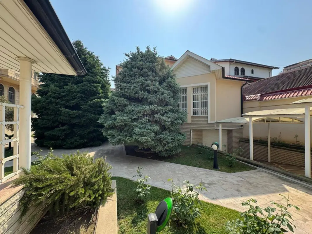 Satılır 10 otaqlı həyət evi 1000 m²