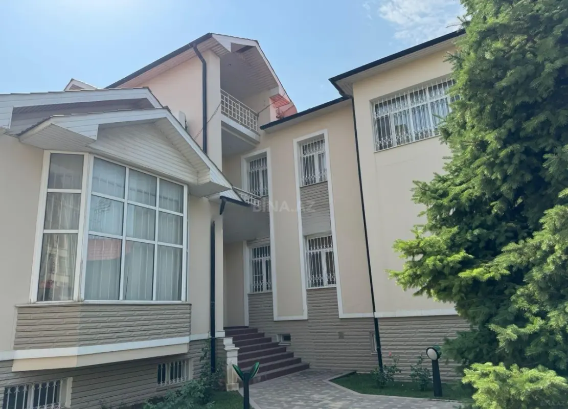 Satılır 8 otaqlı həyət evi 600 m²