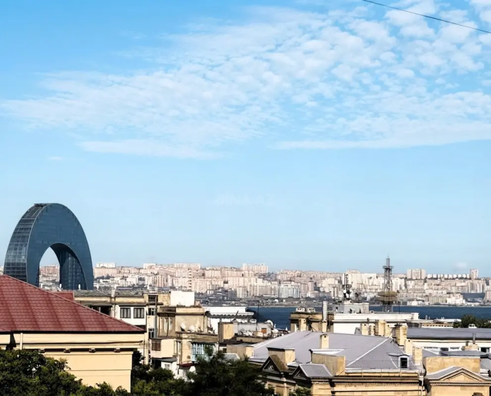 Satılır 4 otaqlı mənzil 210 m²