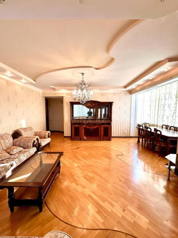 Satılır 4 otaqlı mənzil 195.5 m²