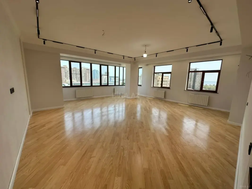 Satılır 4 otaqlı mənzil 211 m²