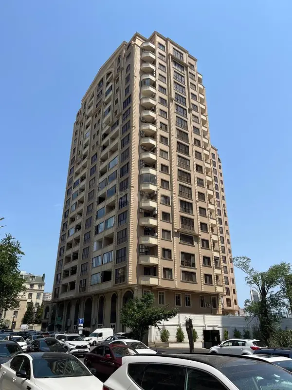Satılır 4 otaqlı mənzil 175 m²