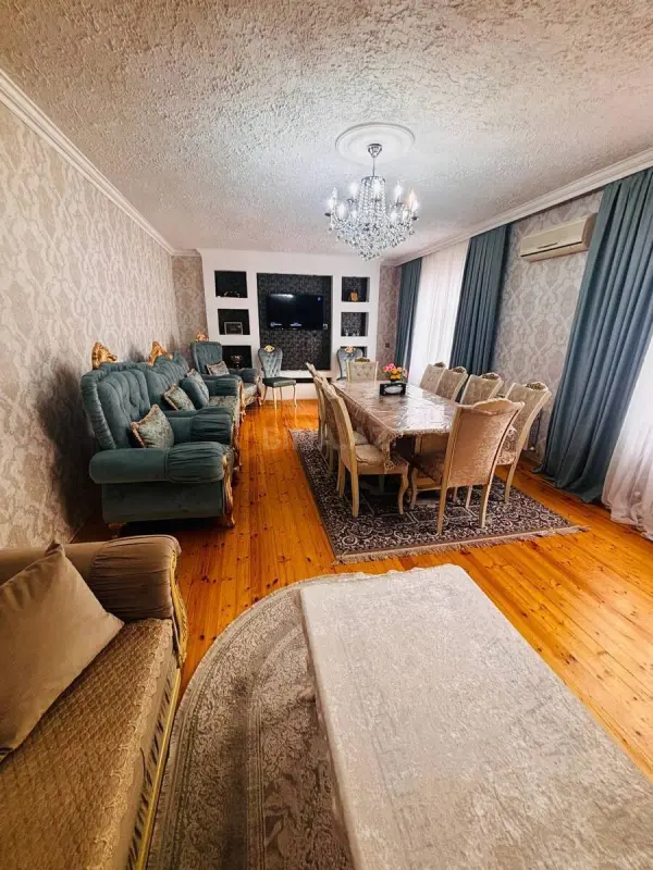 Satılır 8 otaqlı həyət evi 250 m²
