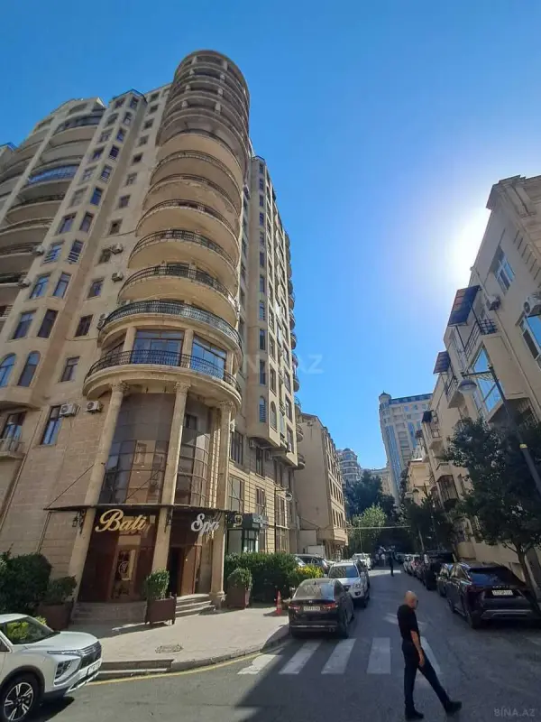 Satılır 4 otaqlı mənzil 178 m²