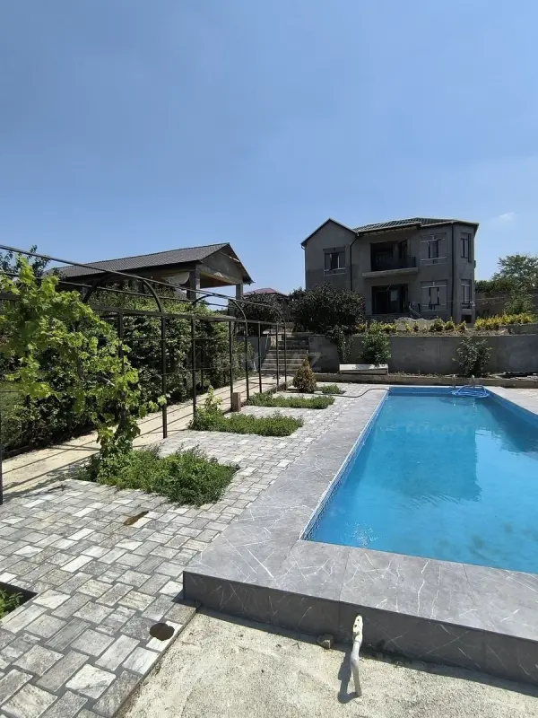 Satılır 6 otaqlı həyət evi 300 m²