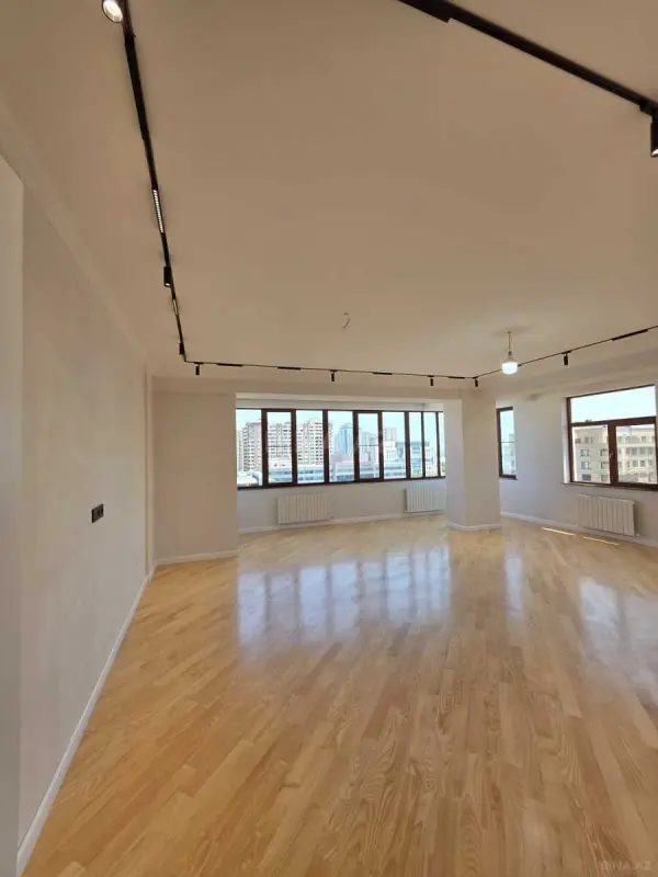 Satılır 4 otaqlı mənzil 211 m²