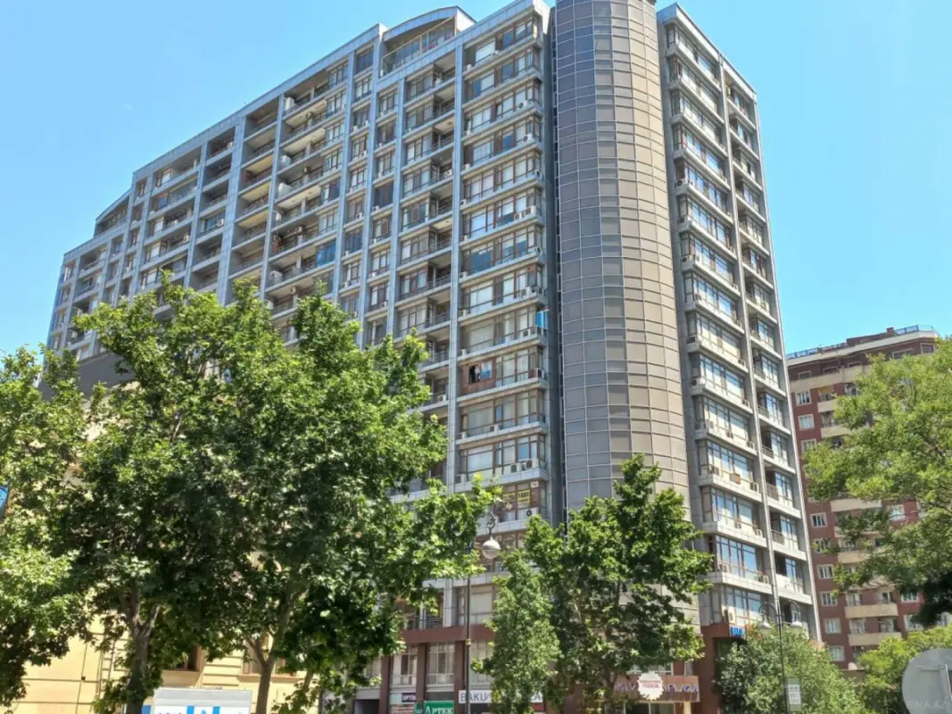 Satılır 4 otaqlı mənzil 190 m²