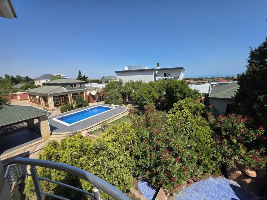 Satılır 8 otaqlı həyət evi 350 m²