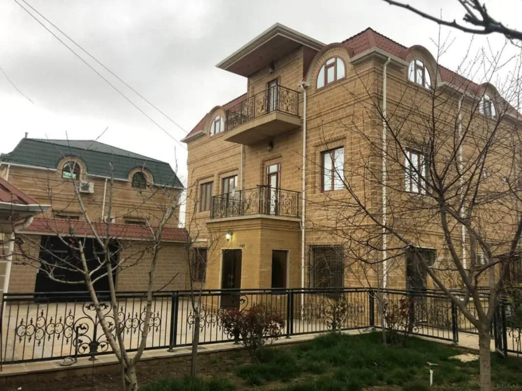 Satılır 10 otaqlı həyət evi 300 m²