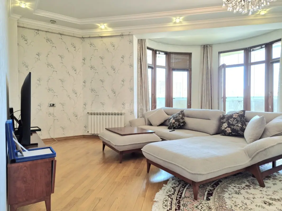 Kirayə verilir 2 otaqlı mənzil 110 m²
