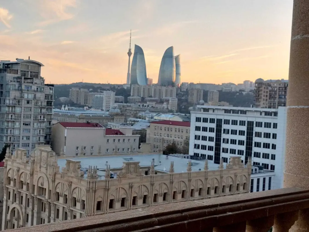 Satılır 4 otaqlı mənzil 300 m²