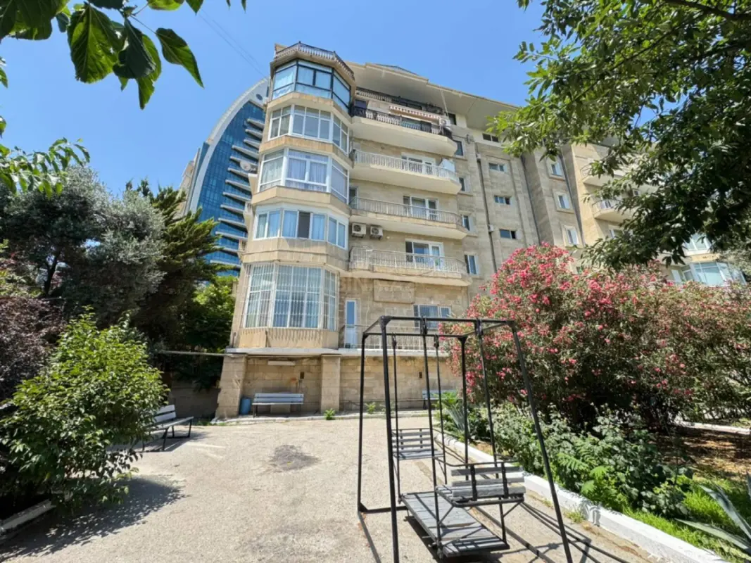 Satılır 5 otaqlı mənzil 300 m²