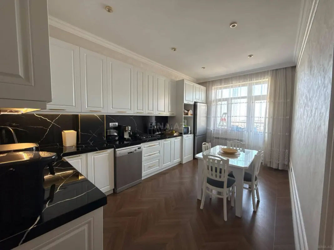 Satılır 4 otaqlı mənzil 160 m²
