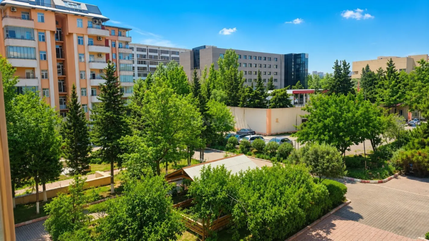 Satılır 4 otaqlı mənzil 180 m²