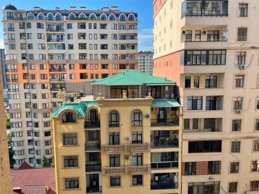 Satılır 4 otaqlı mənzil 180 m²