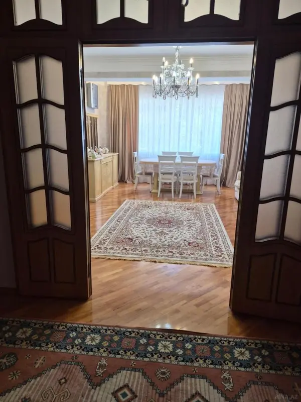 Satılır 3 otaqlı mənzil 135 m²