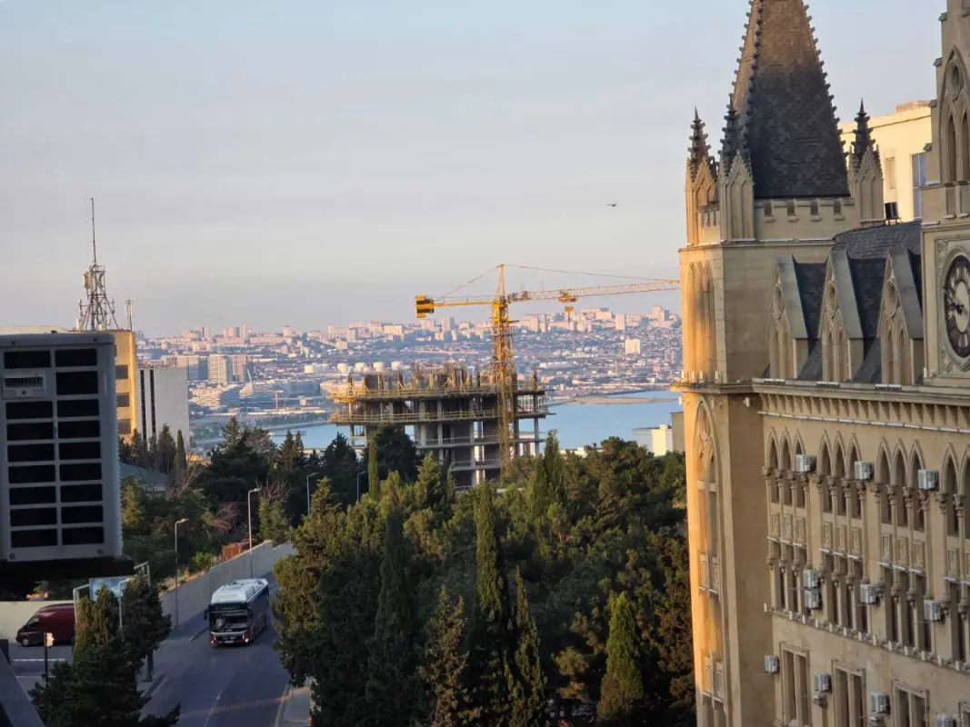 Satılır 3 otaqlı mənzil 157 m²