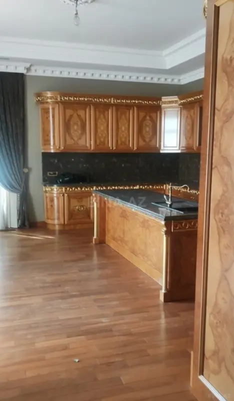 Satılır 7 otaqlı mənzil 374.8 m²