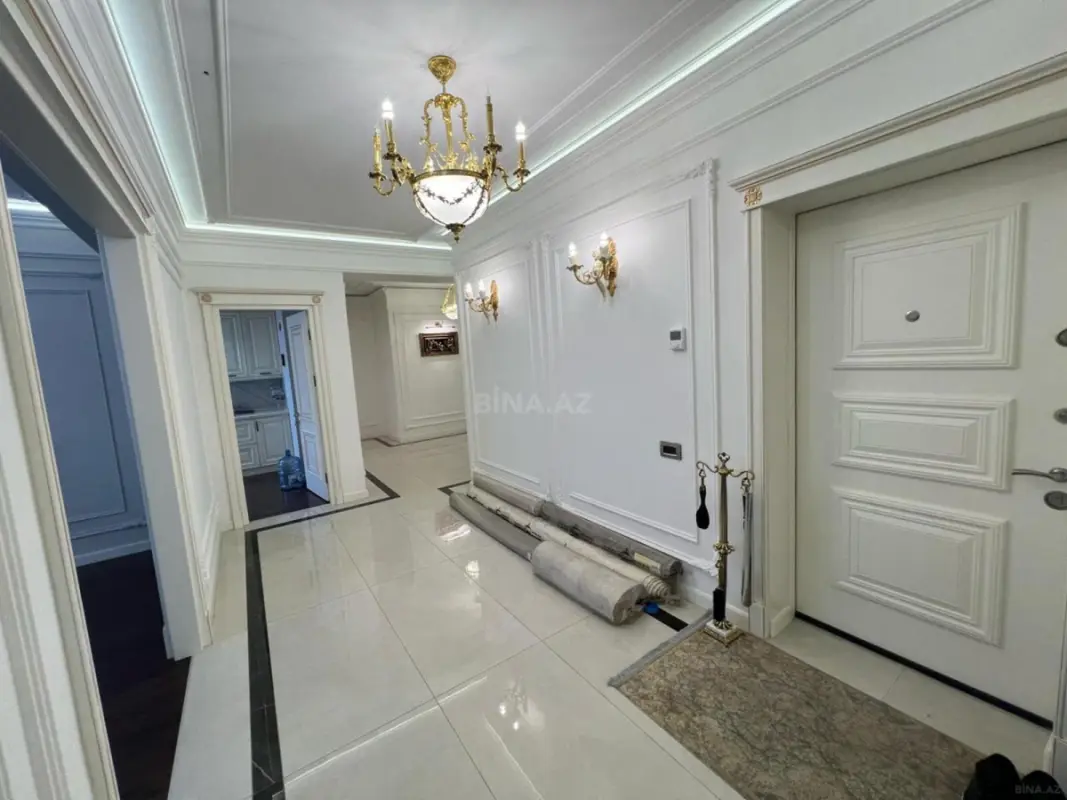 Satılır 4 otaqlı mənzil 180 m²