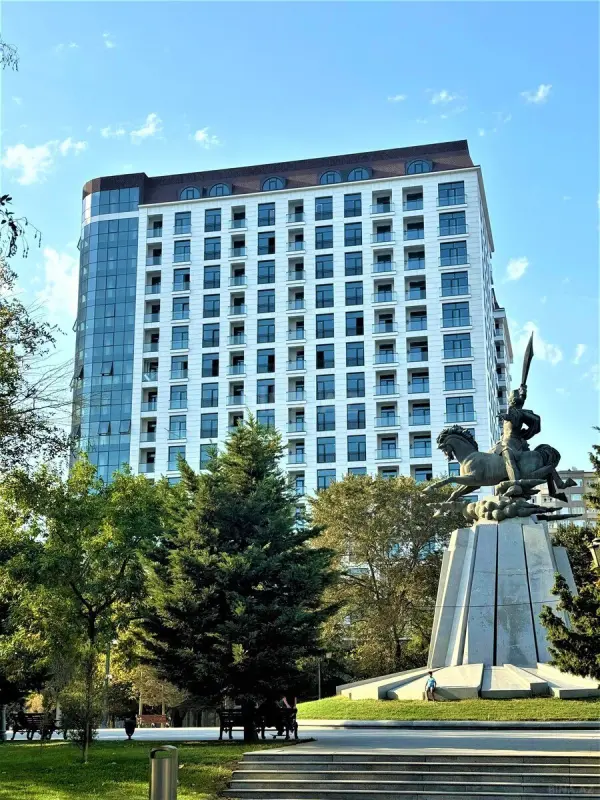 Satılır 3 otaqlı mənzil 132 m²