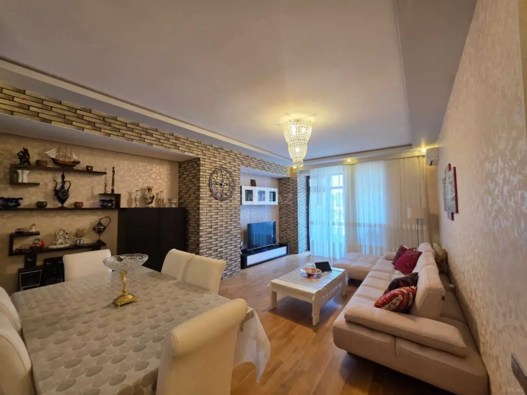 Satılır 3 otaqlı mənzil 145 m²