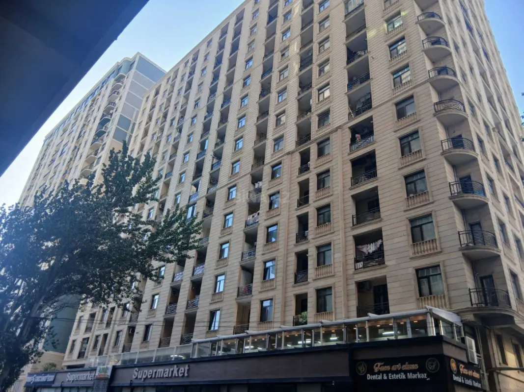 Satılır 4 otaqlı mənzil 206 m²