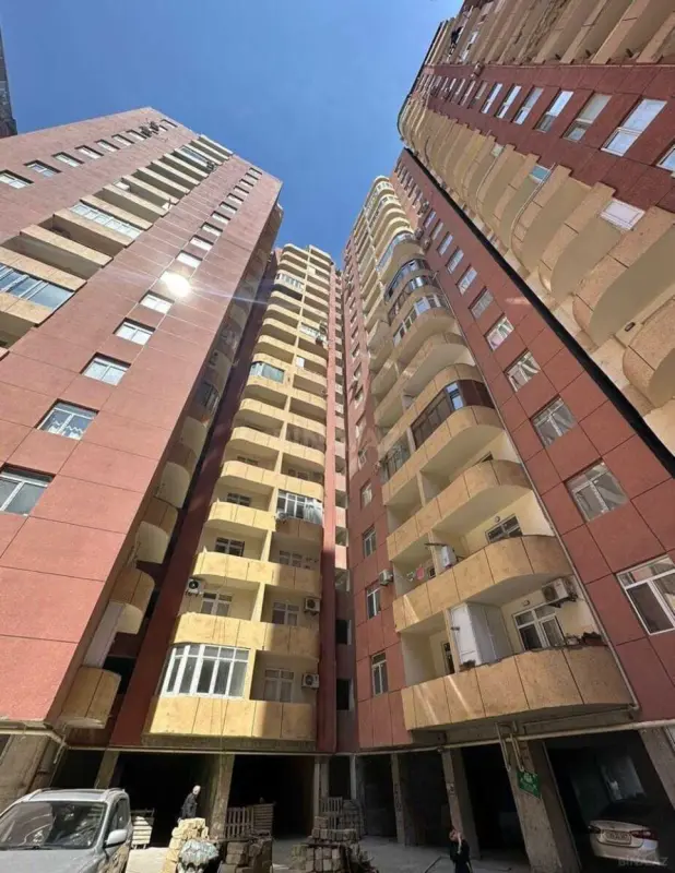 Satılır 3 otaqlı mənzil 135 m²