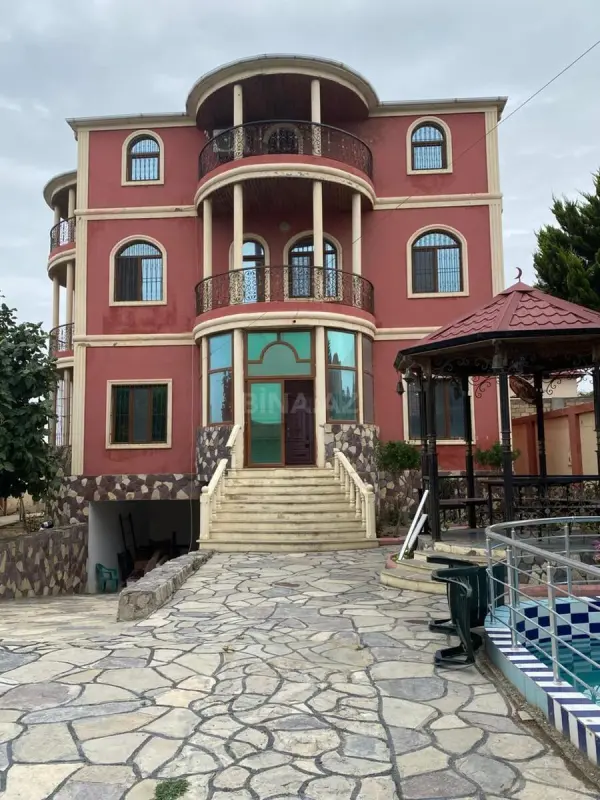 Kirayə verilir 8 otaqlı həyət evi 500 m²