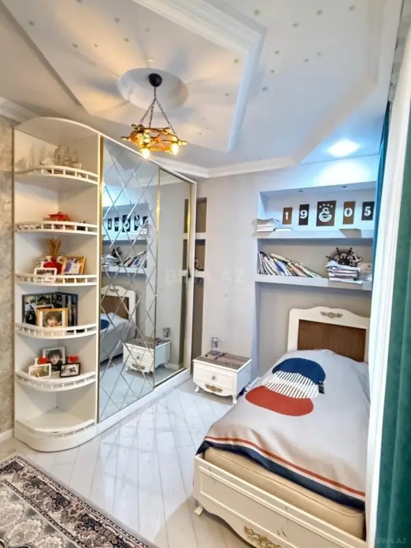 Satılır 4 otaqlı mənzil 135 m²