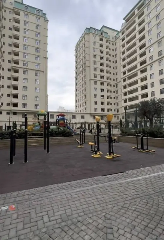 Satılır 4 otaqlı mənzil 215 m²
