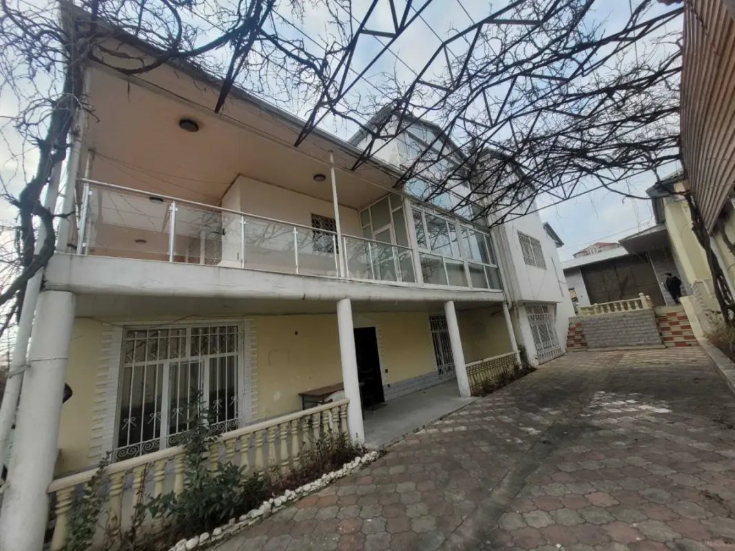 Satılır 12 otaqlı həyət evi 500 m²